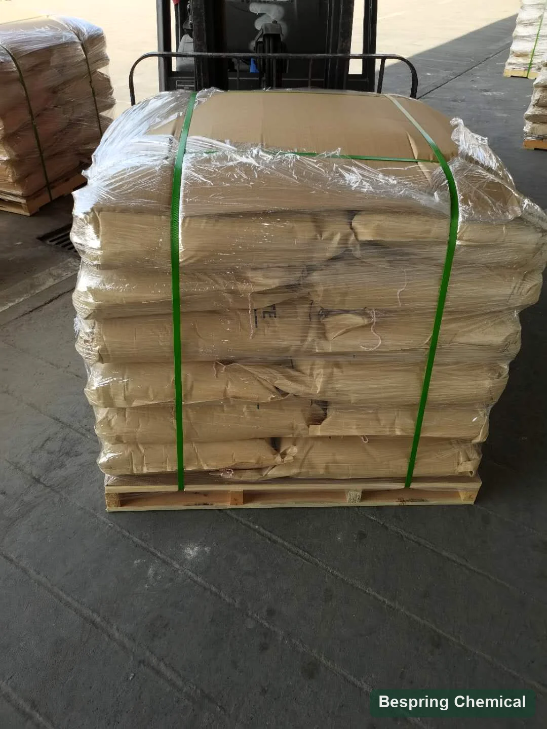 Palé de sacos envuelto y sujeto con flejes verdes